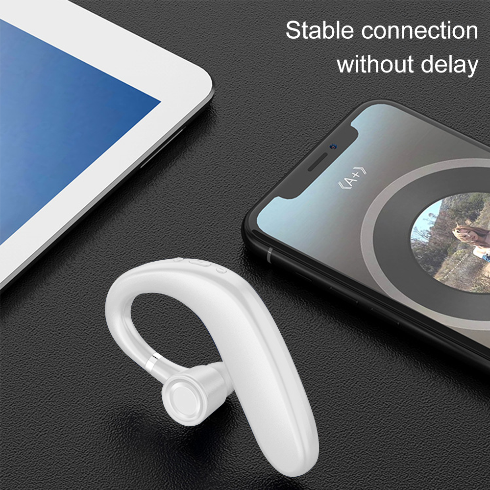 Weißes Bluetooth-Headset neben Tablet und Handy mit Foto.