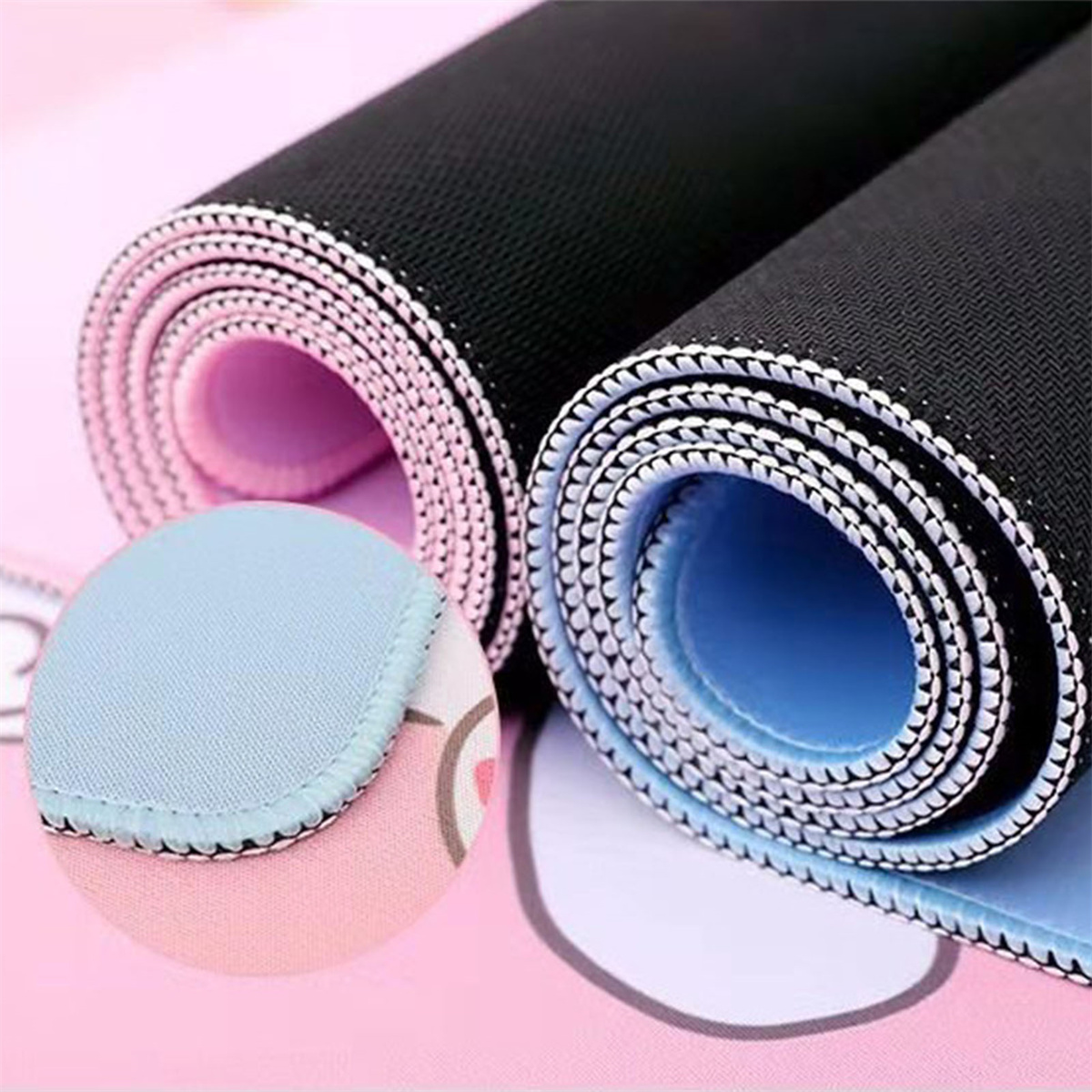 Gerollte rosa und blaue Mauspads. Ein Pad ist ausgerollt, die Naht zeigend.