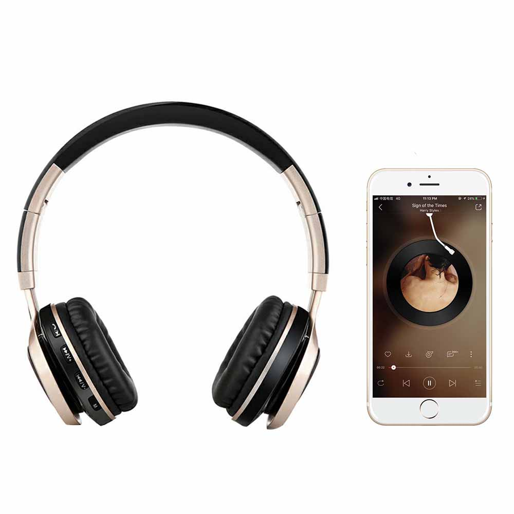 Goldene und schwarze Kopfhörer mit einem Telefon, das Musik anzeigt. Der Hintergrund ist weiß.