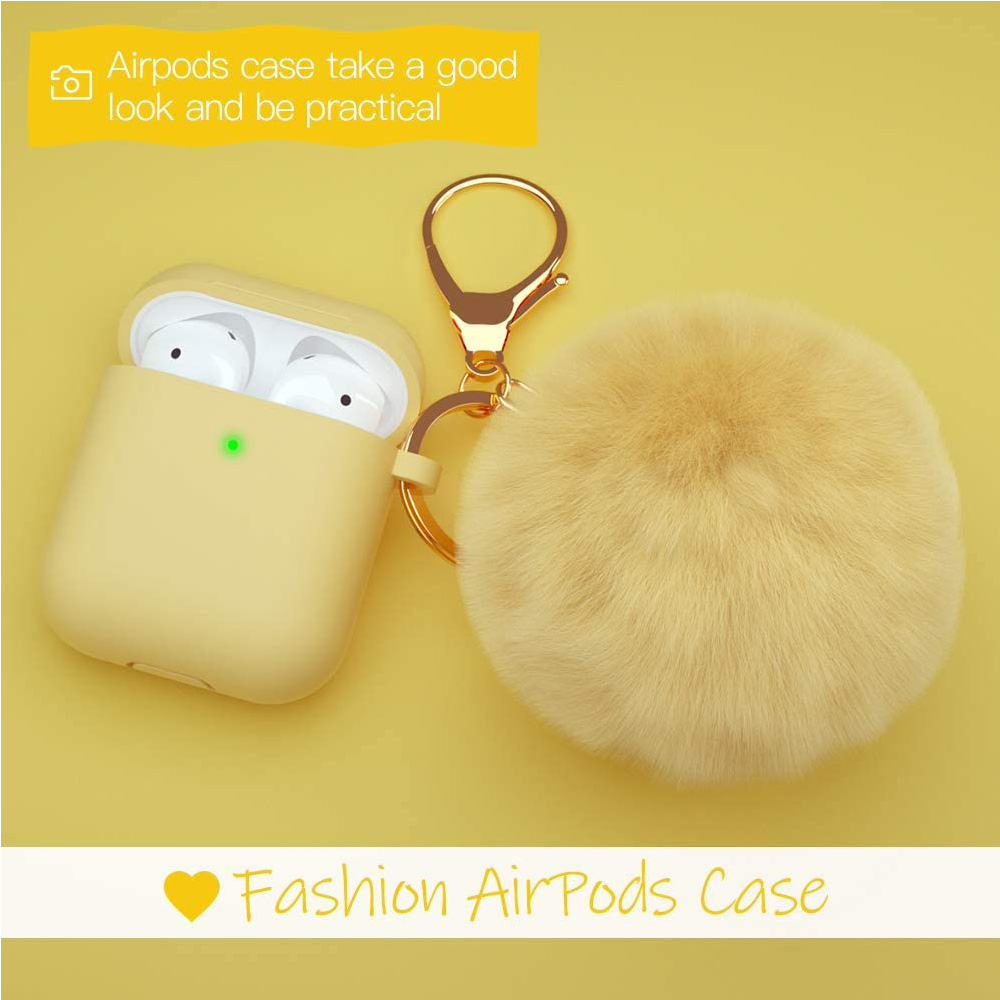 Gelbes AirPods-Case mit flauschigem Schlüsselanhänger. Das Case ist offen.