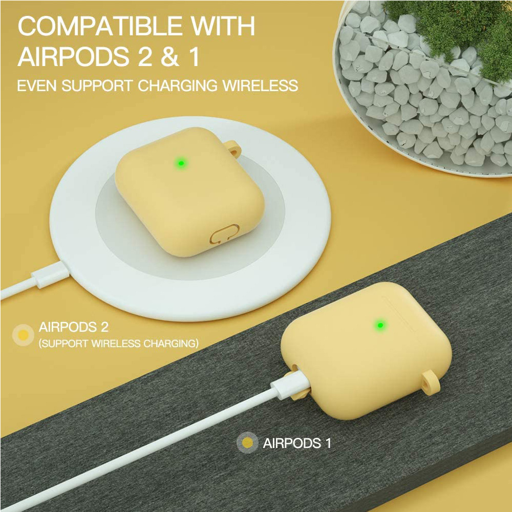 Zwei gelbe AirPod-Hüllen, eine auf einem Ladepad, eine eingesteckt, auf dunkler grauer Oberfläche.