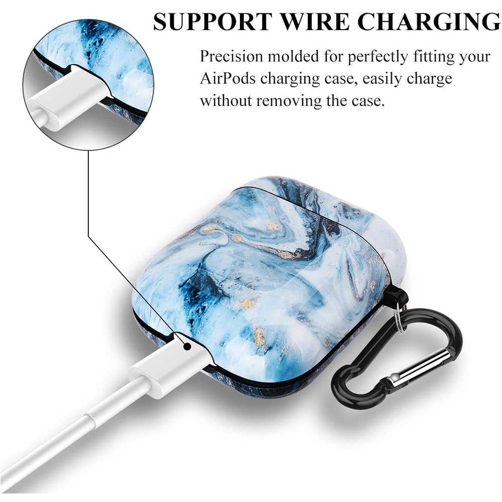 AirPods-Ladecase mit marmoriertem blauem Design, verbunden mit einem Ladekabel.