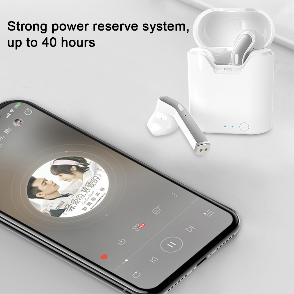 Kabellose Ohrhörer und Ladecase. Telefon mit geöffneter Musik-App. Text über Energiereserve.