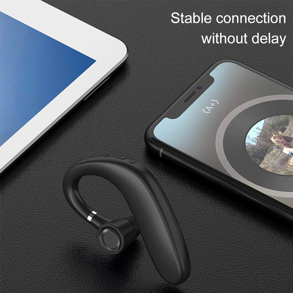 Ein schwarzes Bluetooth-Headset neben einem Tablet und einem Telefon. Beide befinden sich auf schwarzem Untergrund.