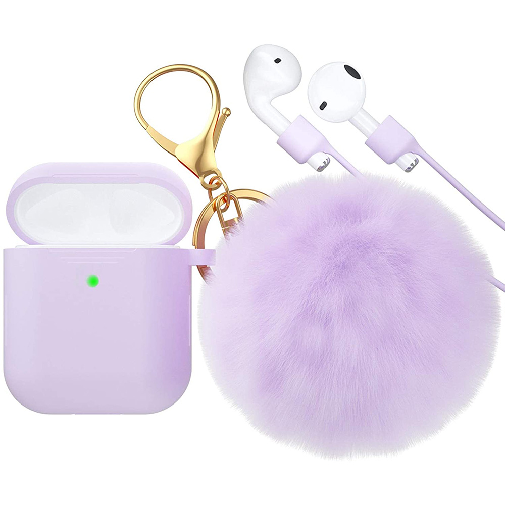 Lilafarbenes AirPods-Etui, Pompon und kabelgebundene Kopfhörer. Weißer Hintergrund.