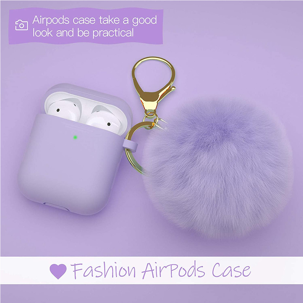 Lila AirPods-Hülle mit einem flauschigen Lavendel-Pom-Pom-Schlüsselanhänger. Die Hülle ist geöffnet.