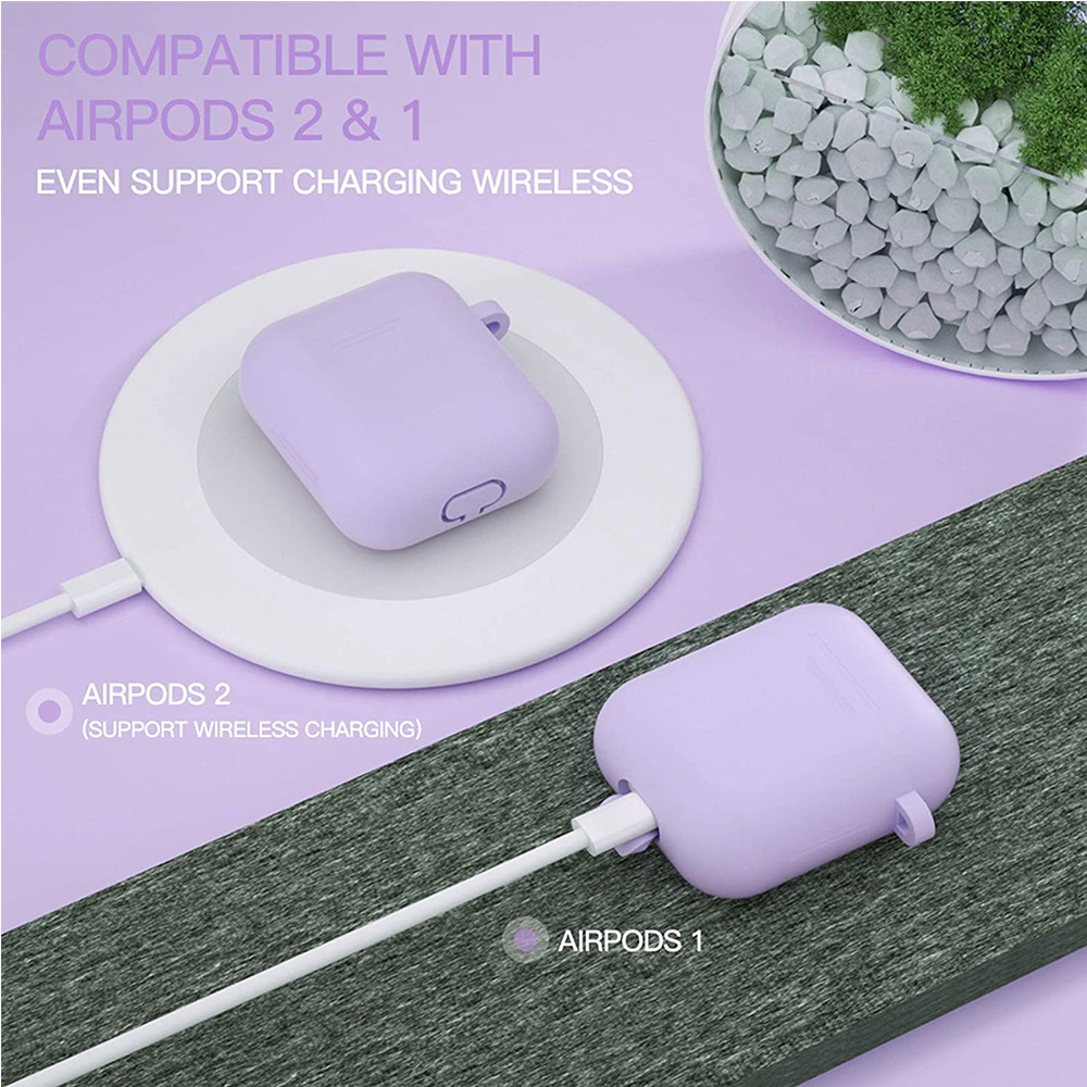 Zwei lilafarbene AirPods-Hüllen auf einem Ladepad, eine eingesteckt. Ein Ladekabel ist angeschlossen.