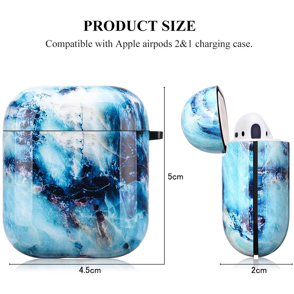 Blaue AirPod-Hülle mit Marmoreffekt und geöffneter Hülle, die einen AirPod zeigt. Text: Produktgröße.