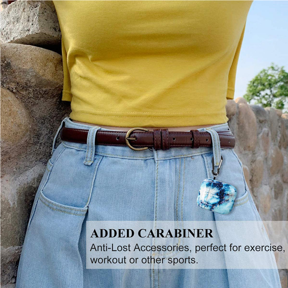 Die Taille und Jeans einer Person mit einem braunen Gürtel, an dem ein Etui mit Karabiner befestigt ist.