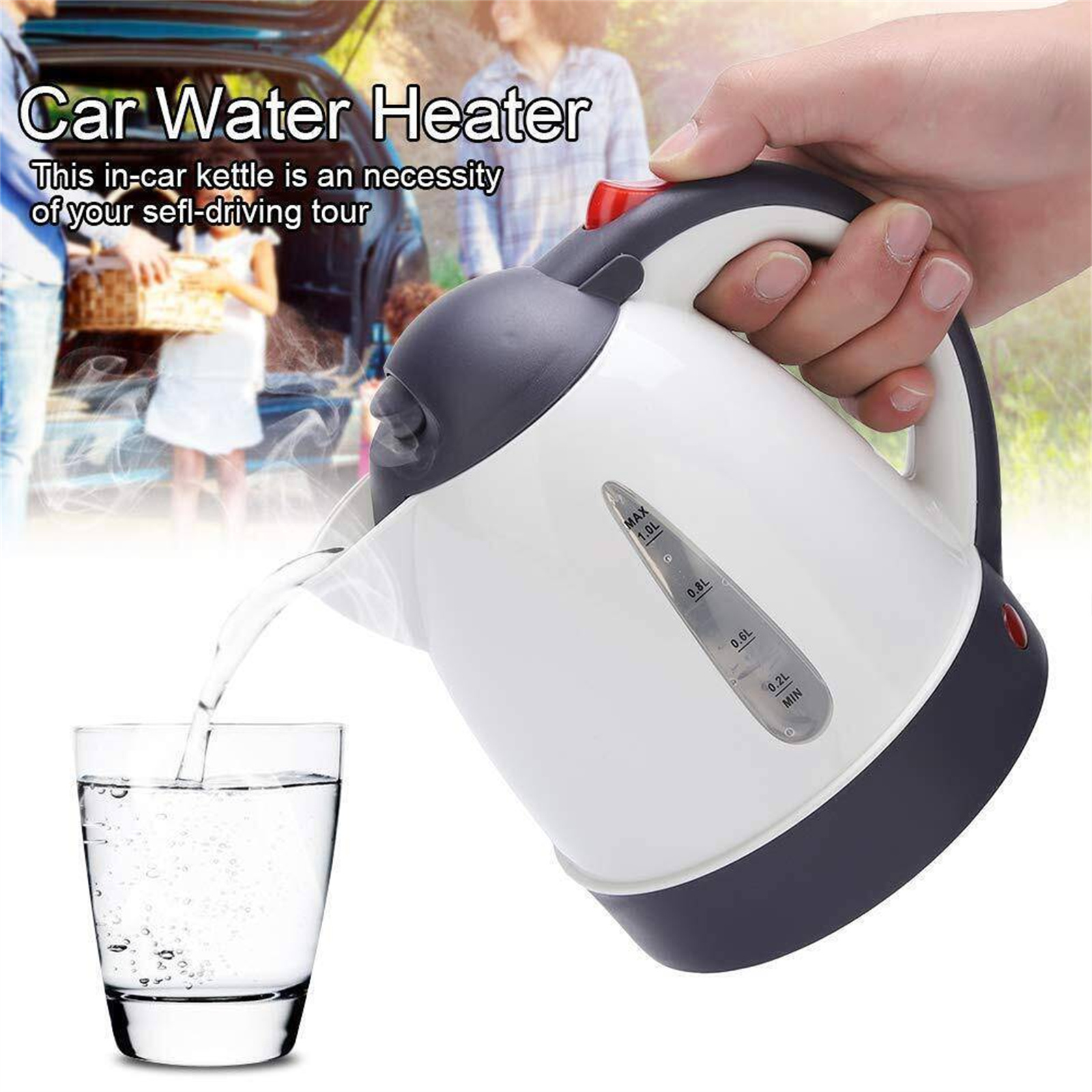Eine Person gießt Wasser aus einem weißen Auto-Wasserkocher in ein Glas, Personen im Hintergrund.