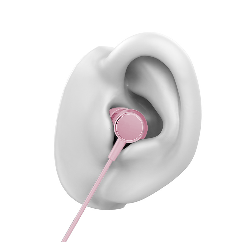 Ein rosa Ohrhörer in einem Ohr. Das Ohr ist weiß, und der Hintergrund ist ebenfalls weiß.