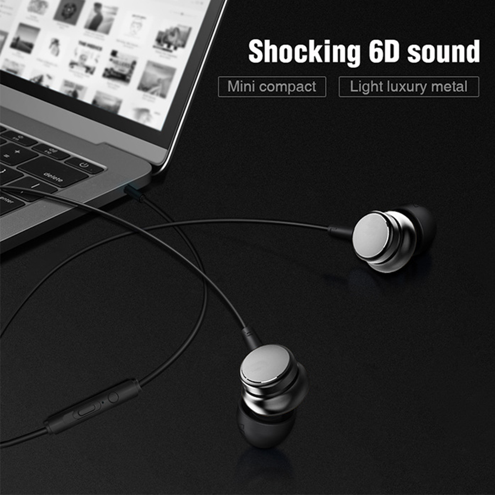 Schwarze Ohrhörer mit silbernen Akzenten, die in einen Laptop eingesteckt sind. Text: Shocking 6D Sound, Mini Kompakt.