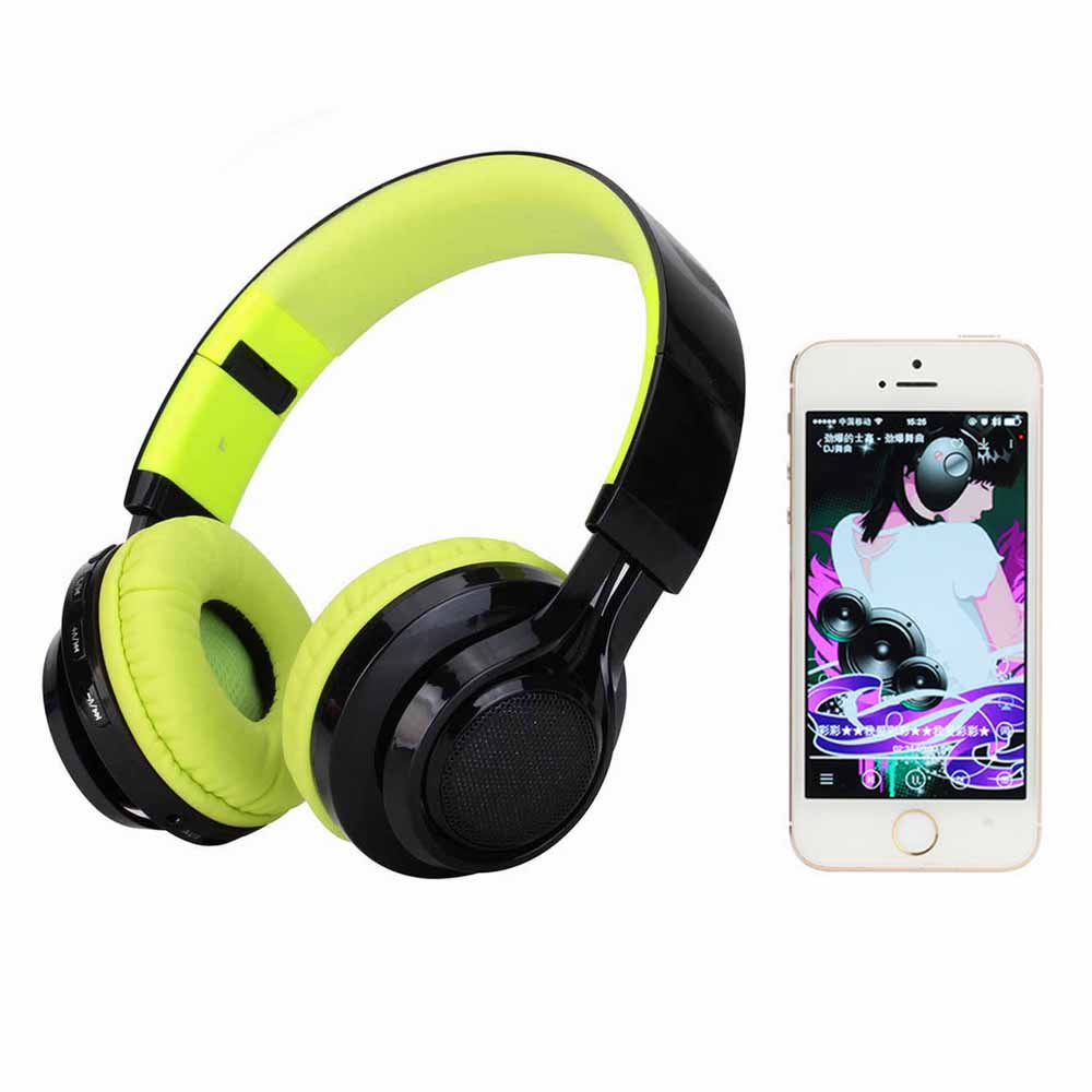 Kopfhörer mit grünen Ohrmuscheln und ein Smartphone mit Musikwiedergabe.
