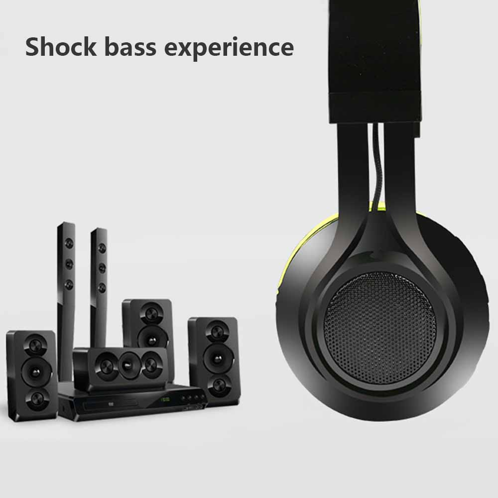 Ein Satz Lautsprecher und ein Soundsystem mit einem schwarzen Kopfhörerset.