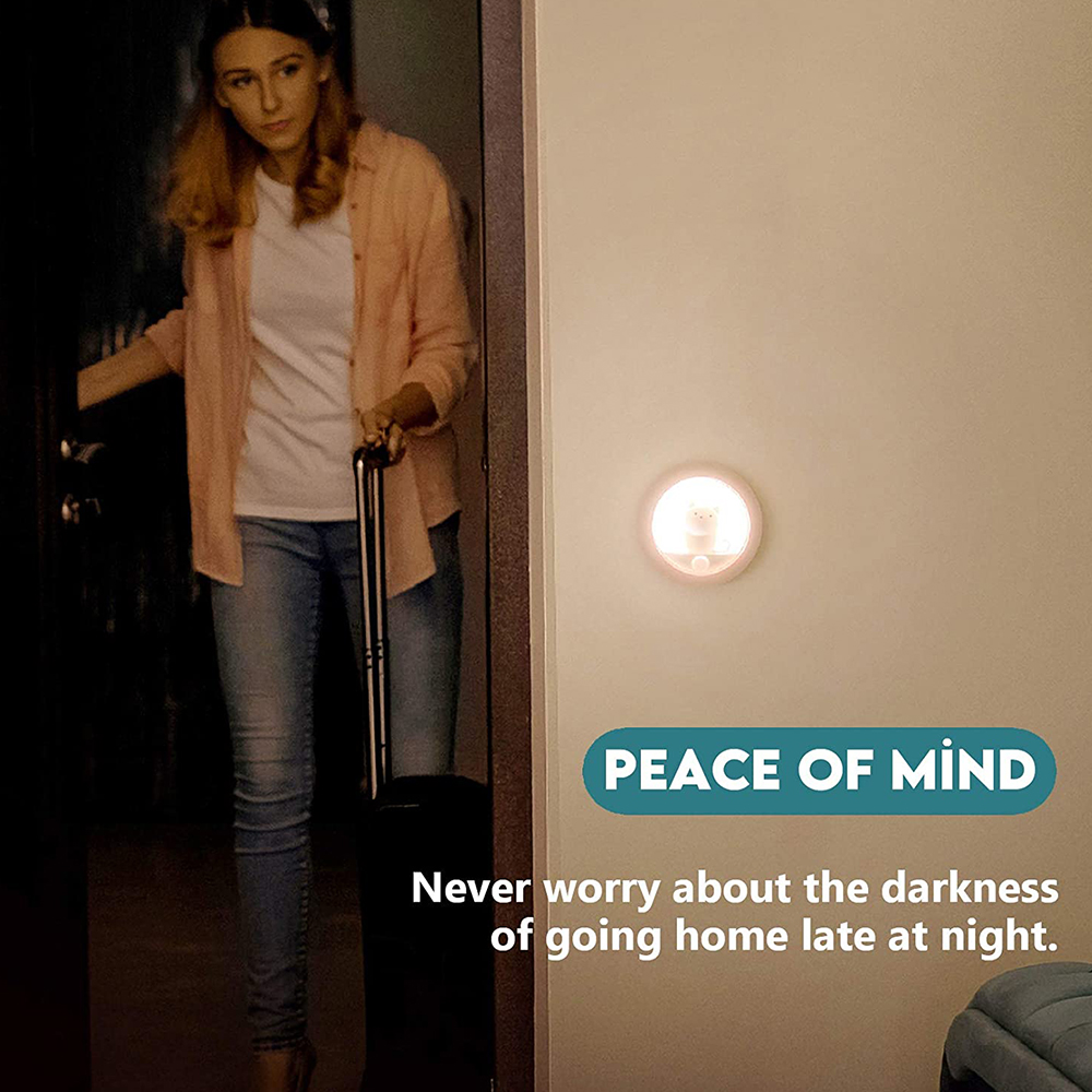 Eine Frau verlässt nachts ein Haus. Ein kleines Nachtlicht leuchtet in der Nähe der Tür, mit Text: PEACE OF MIND.