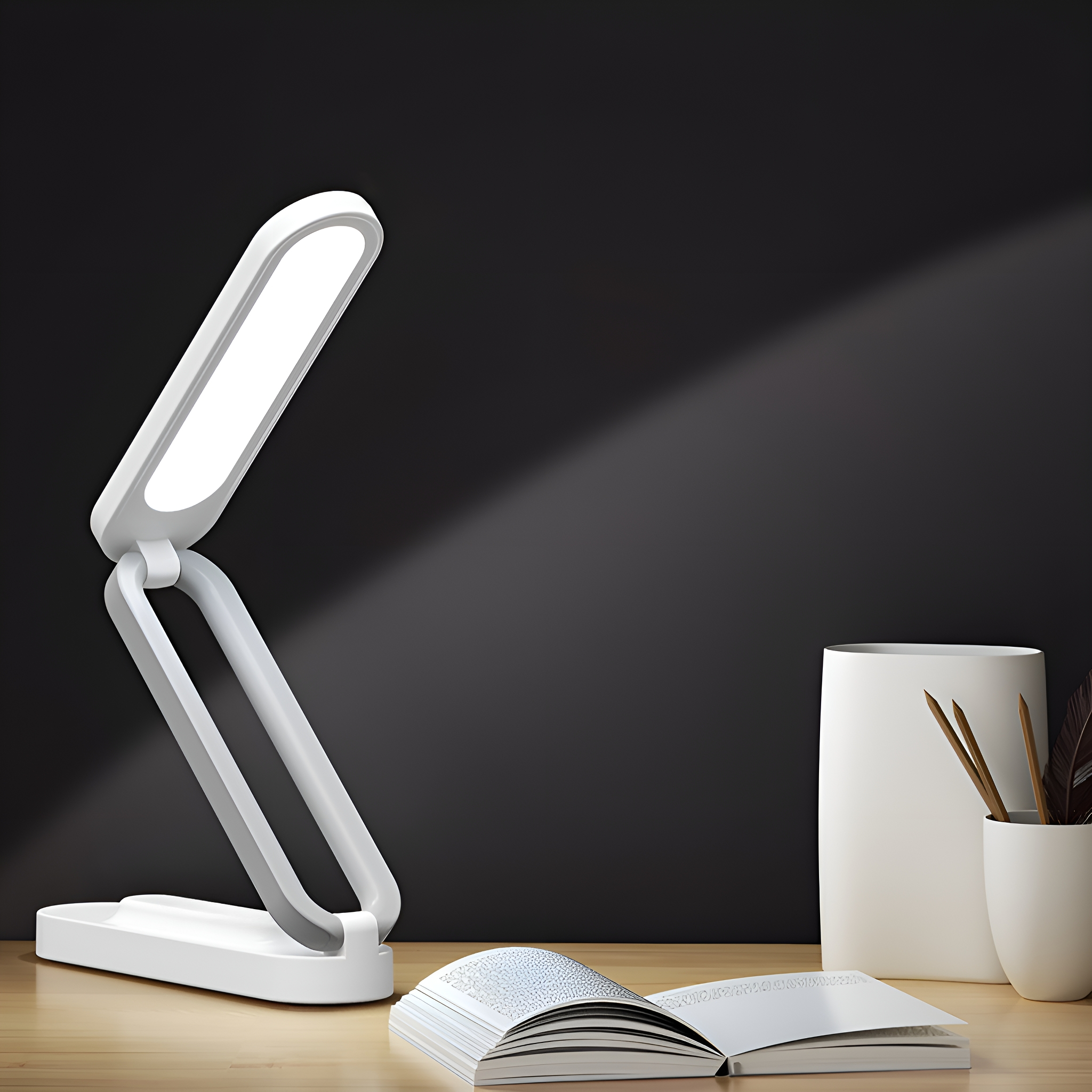 Weiße, verstellbare Schreibtischlampe, teilweise beleuchtet, auf Holz, neben Buch und weißer Vase.