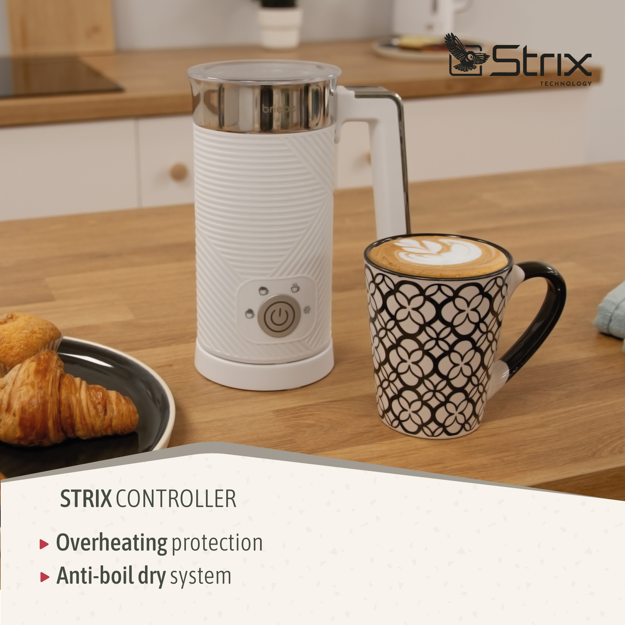 Ein weißer Milchaufschäumer und eine Tasse Kaffee. Text listet Funktionen wie Überhitzung und Anti-Trockenlauf-Systeme auf.