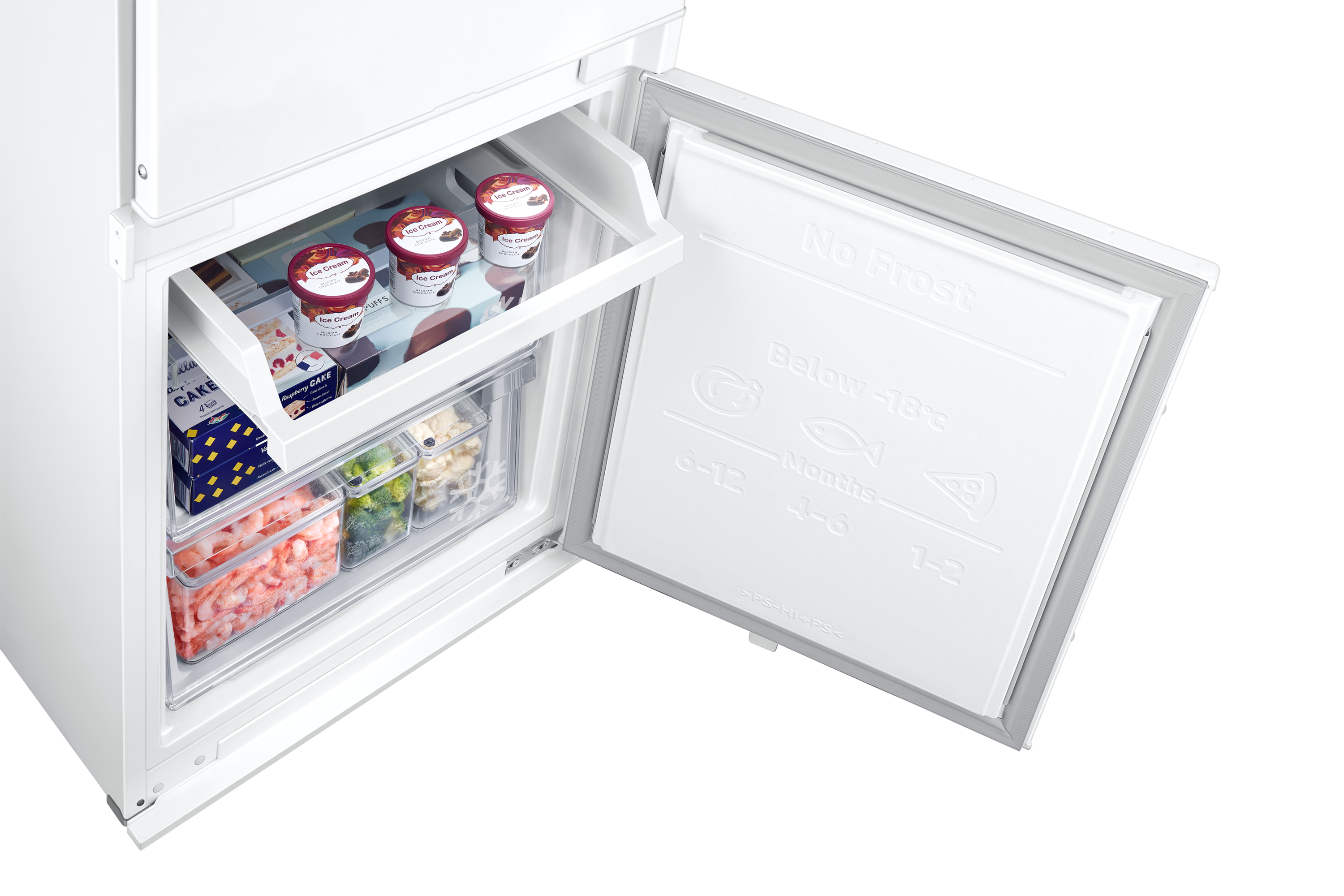 Un frigorifero bianco con cassetto del congelatore aperto, contenente alimenti surgelati.