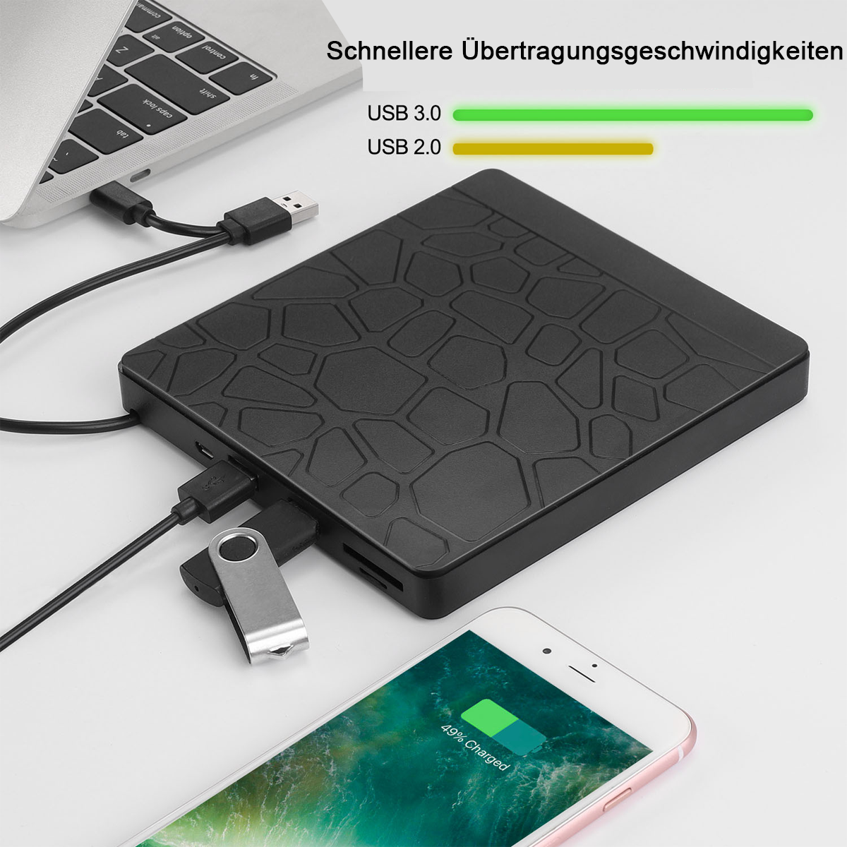 Ein Gerät mit USB-Anschlüssen, einem USB-Stick und einem Telefon, das zu 49 % geladen wird.
