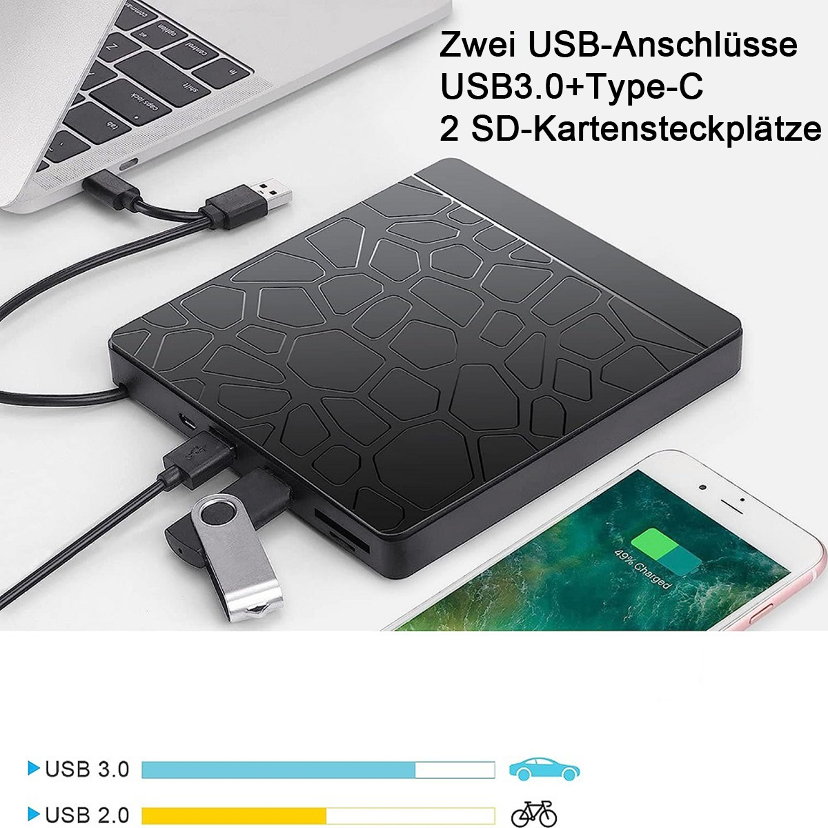 Schwarzes Gerät mit mehreren Anschlüssen, verbunden mit einem Laptop, einem Telefon mit Ladung und einem USB-Stick.