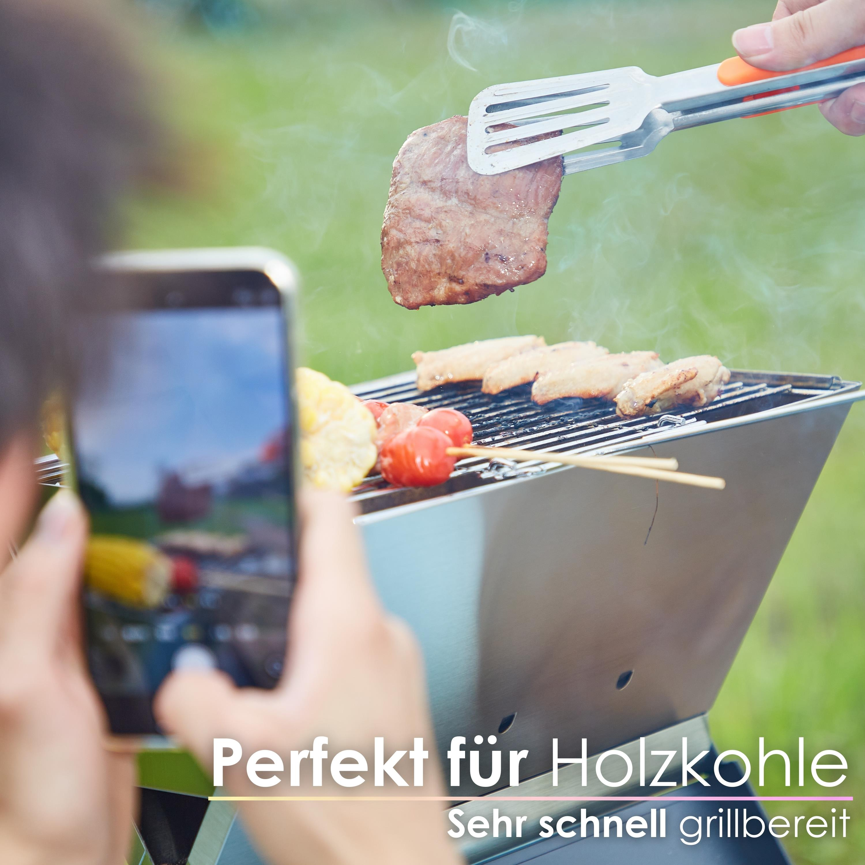 Eine Person macht mit einem Telefon ein Foto von Essen auf einem Grill. Enthält Mais, Tomaten und Fleisch.