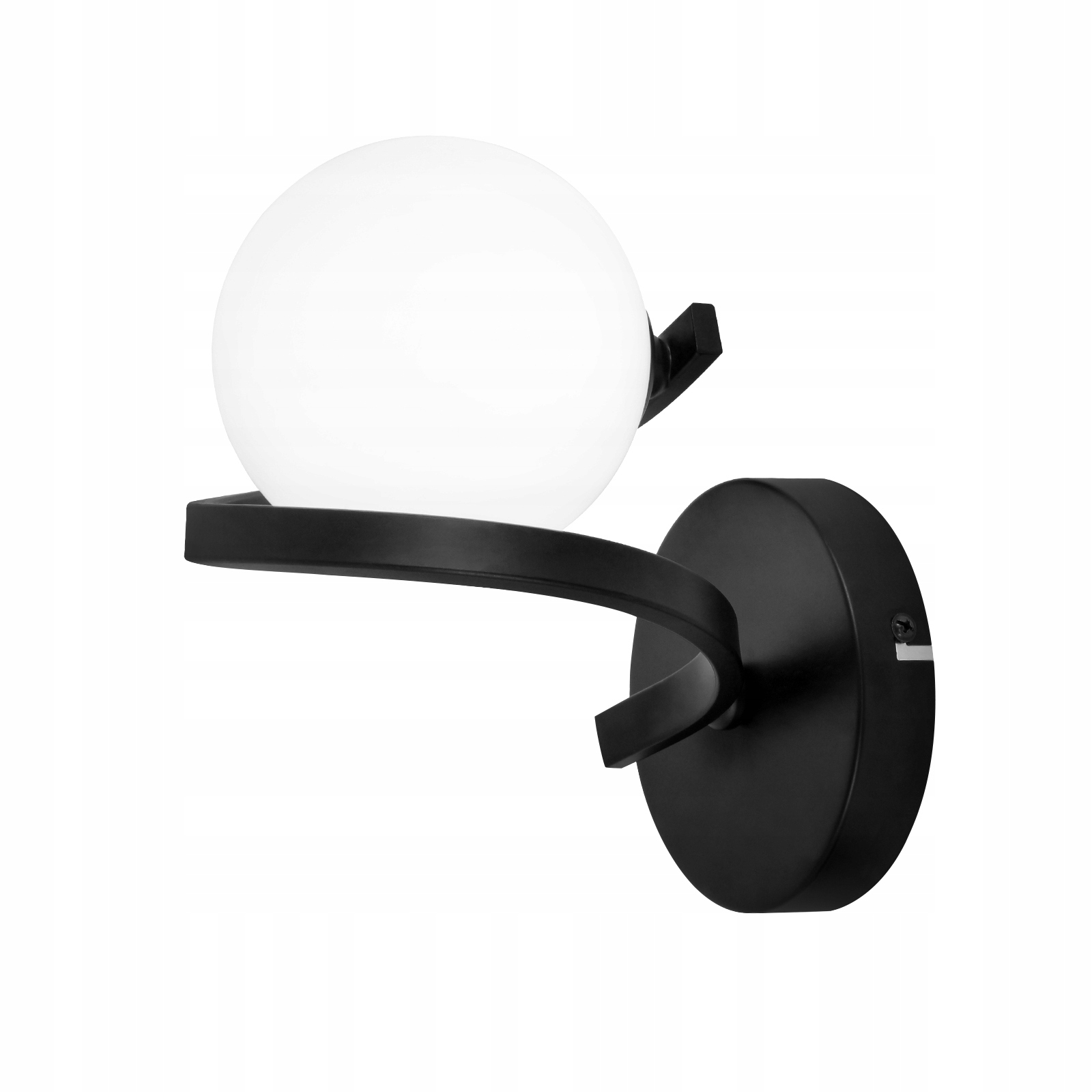 Una lampada da parete nera con una luce a globo bianca. La lampada ha un braccio curvo e una base rotonda.