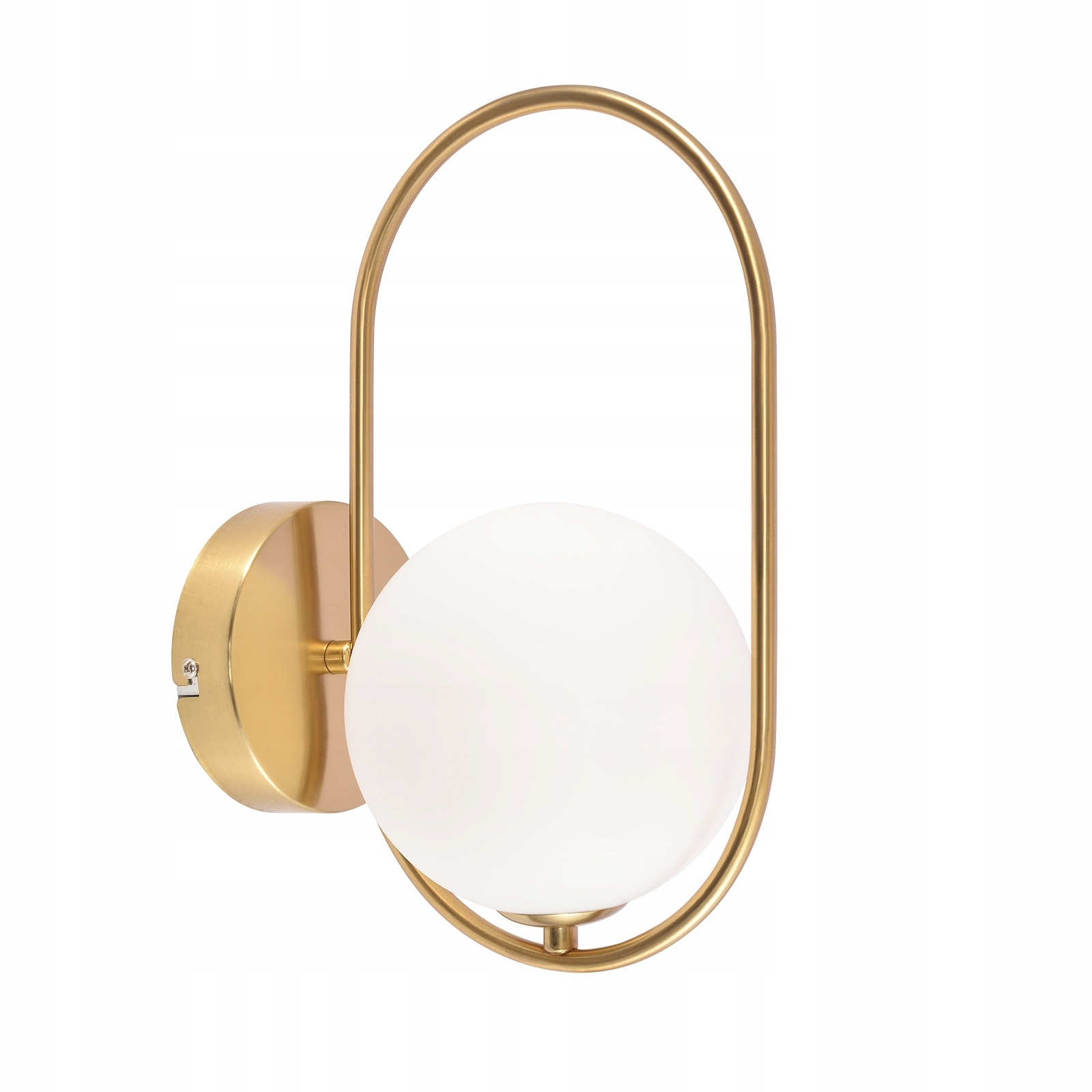 Una lampada da parete color oro con una luce a globo bianca e una cornice ovale.