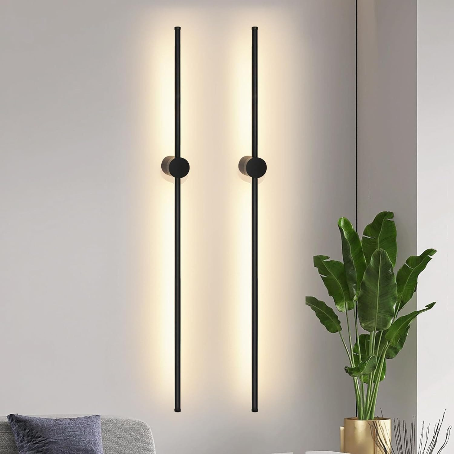 Due luci nere su un muro bianco. Ogni luce è una linea verticale con un cerchio sopra.