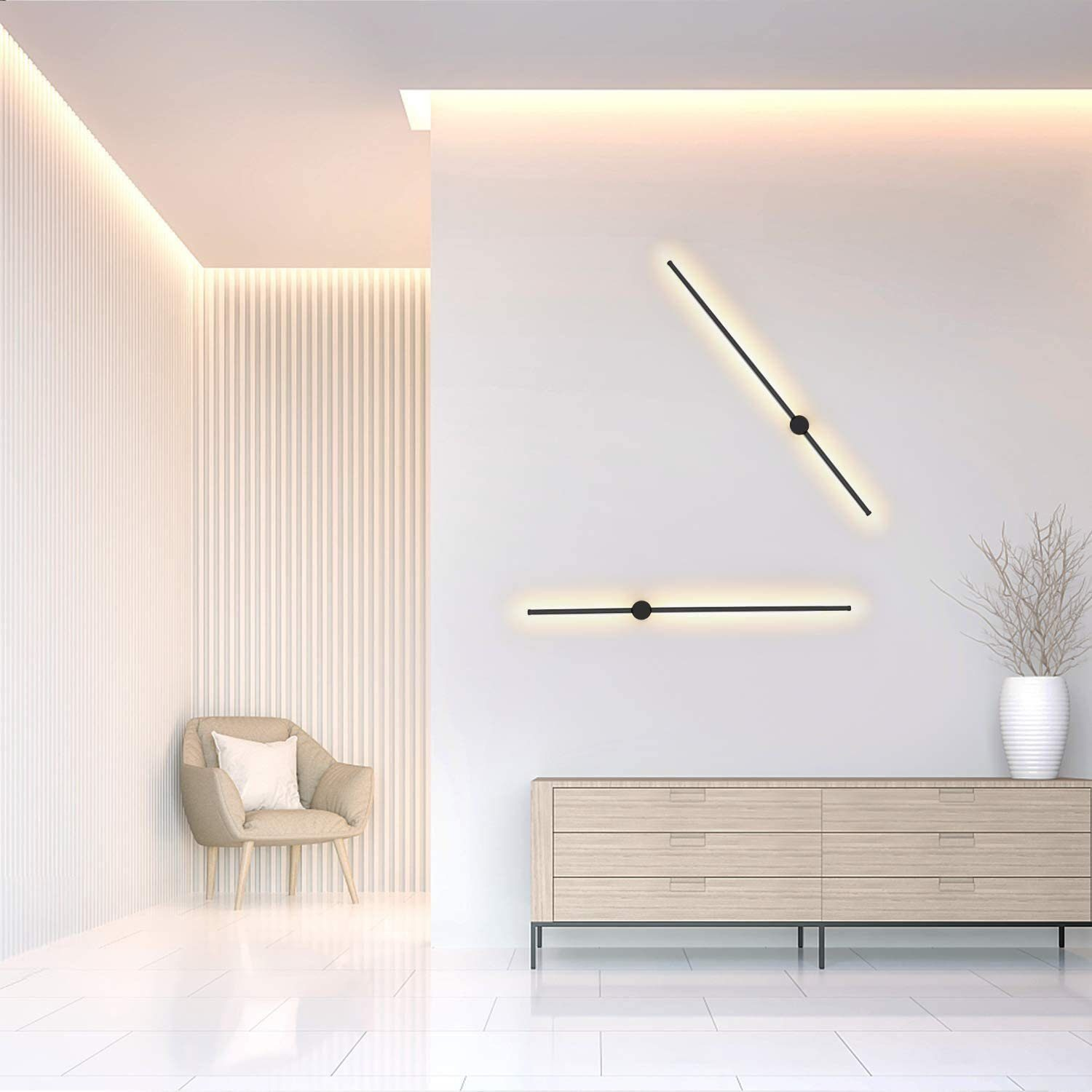 Interior moderno con paredes blancas, luces, una silla beige, un mueble de madera y suelo blanco.