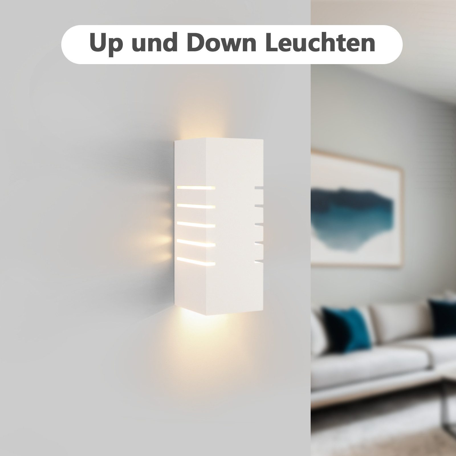 Applique bianco con fessure orizzontali, illuminante. Un divano è sullo sfondo sfocato.