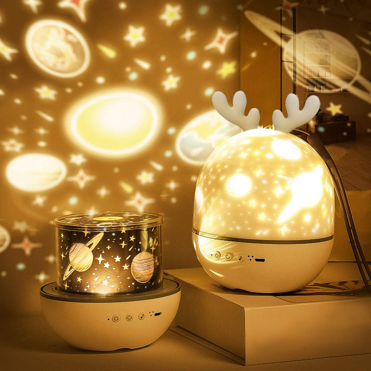 Projektorlampe mit Stern- und Planetenprojektionen. Weiße und goldene Farben. Weihnachtsthema.