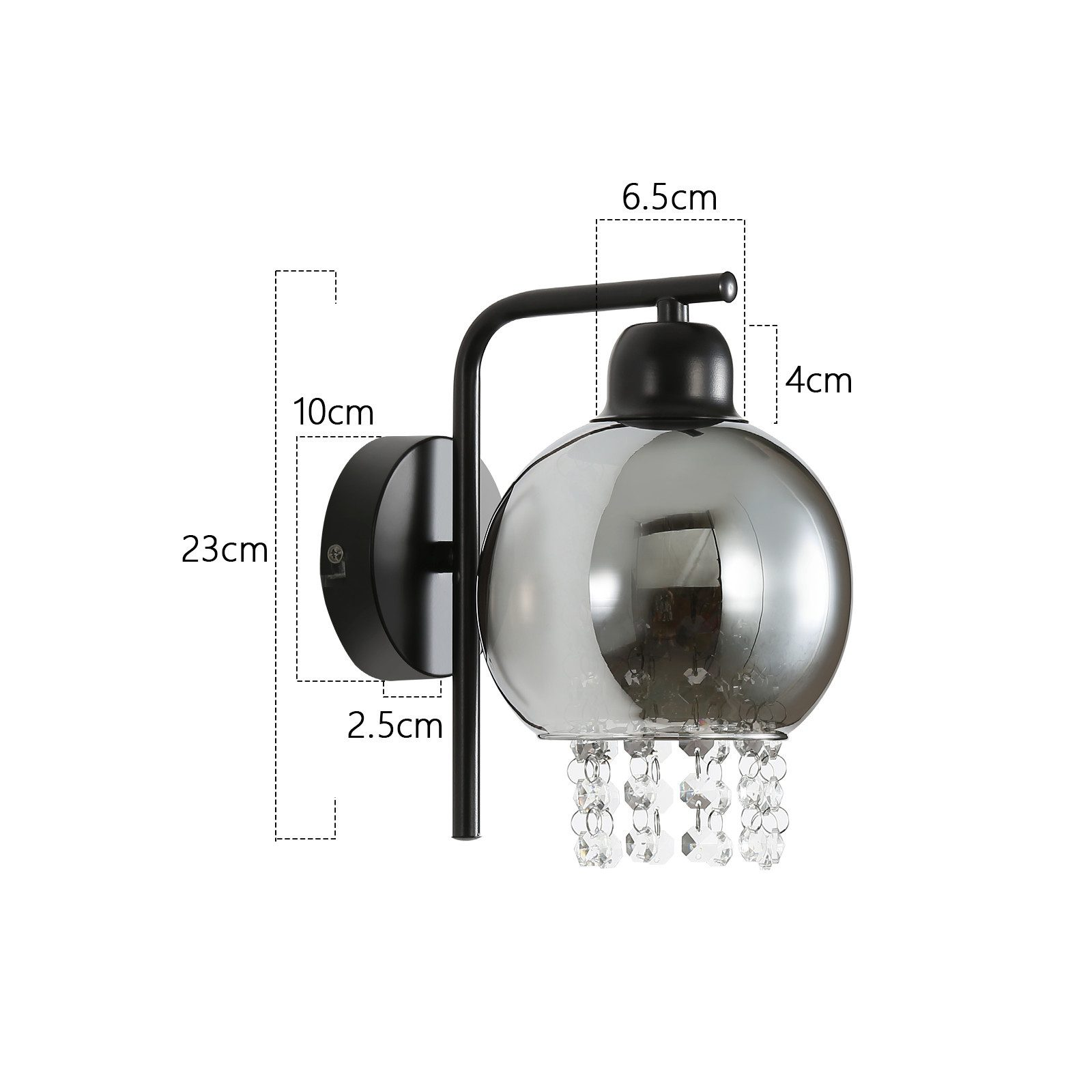 Lampada da parete nera con paralume sferico in vetro e cristalli pendenti. Le dimensioni sono indicate.