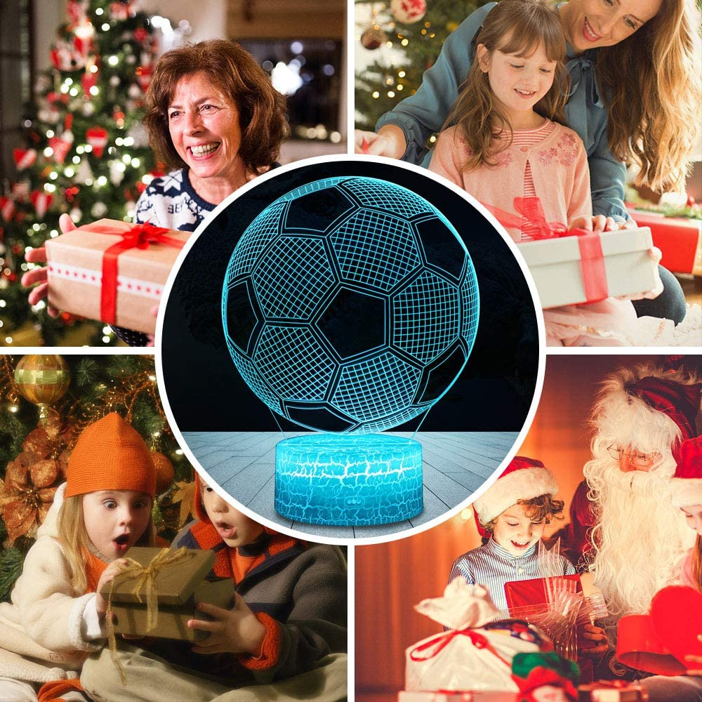 Menschen tauschen Geschenke aus, eine Fussball-Lamp in der Mitte, Weihnachten.