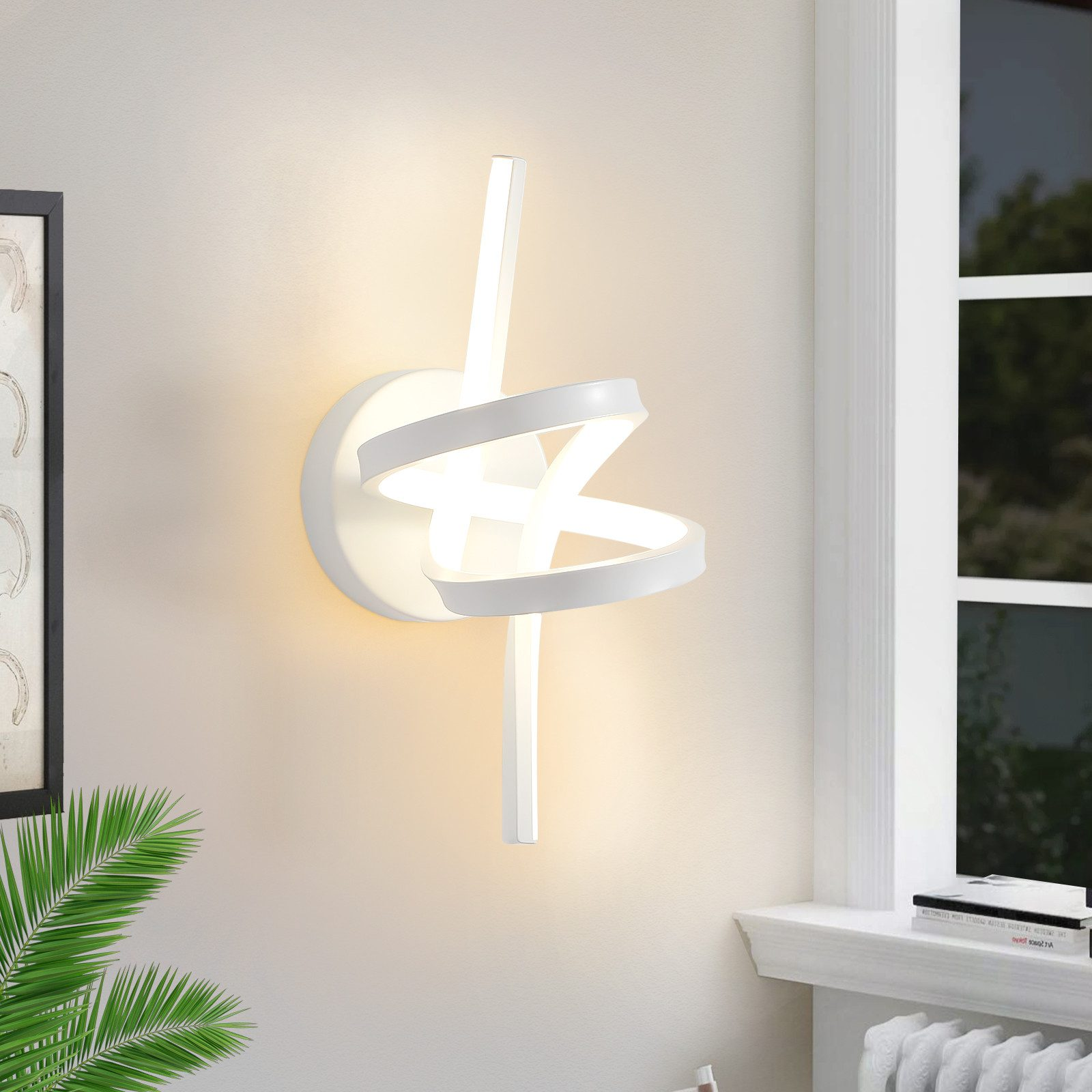 Lampada da parete bianca dal design moderno, che emette luce, montata su una parete.