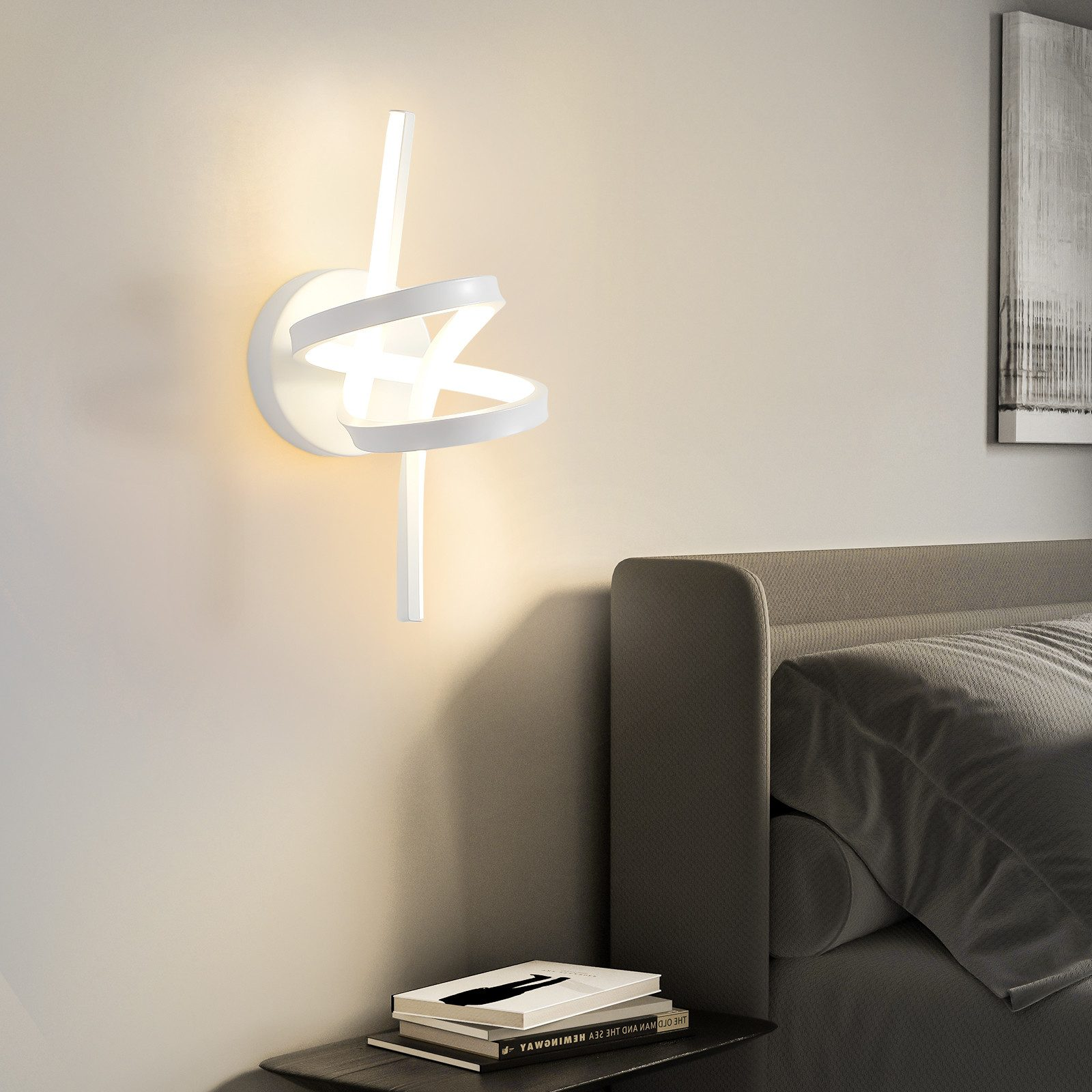 Lampada da parete bianca moderna, design curvo. Scena della camera da letto con letto e libri.