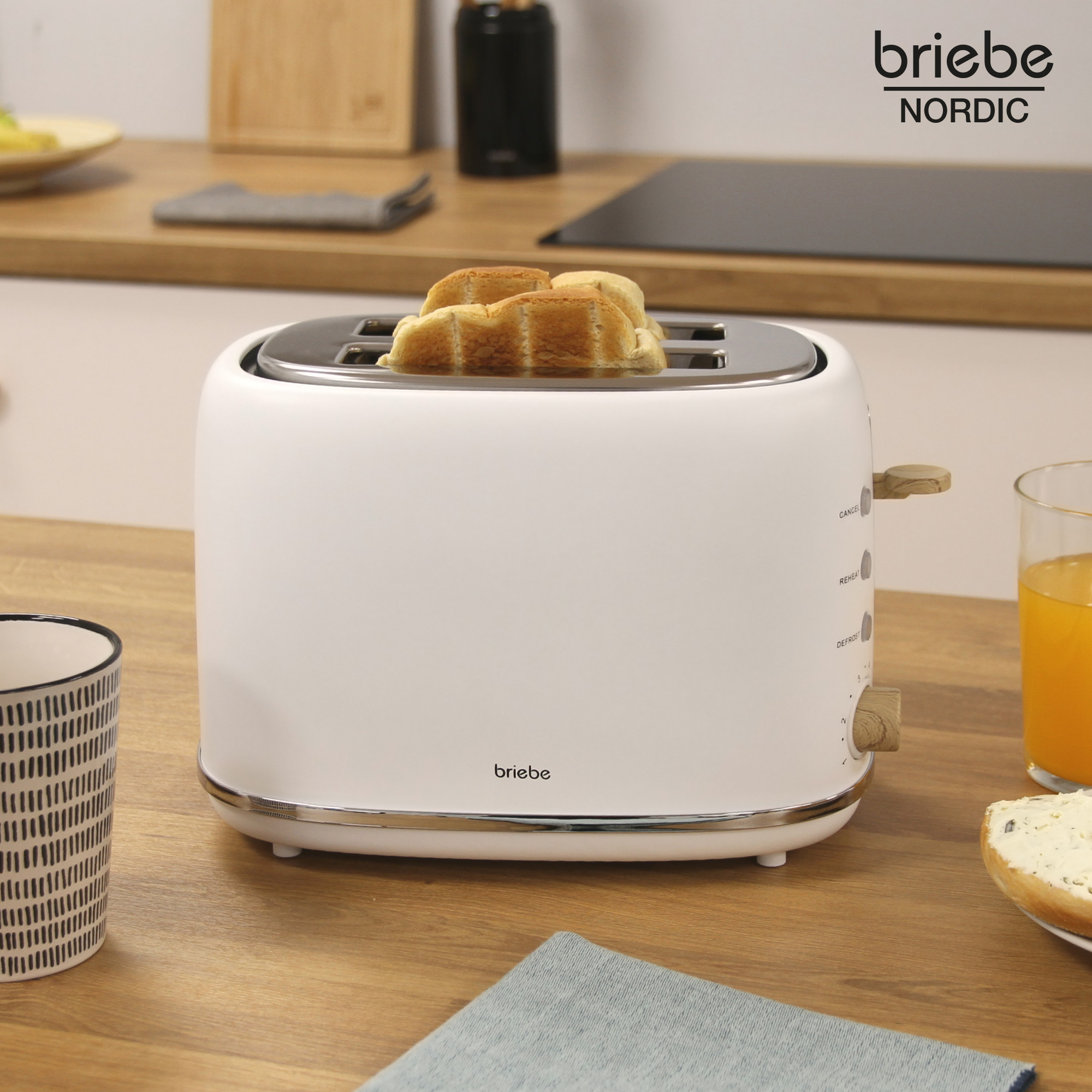 Weißer Toaster mit zwei Toastscheiben, auf einer Holzoberfläche.
