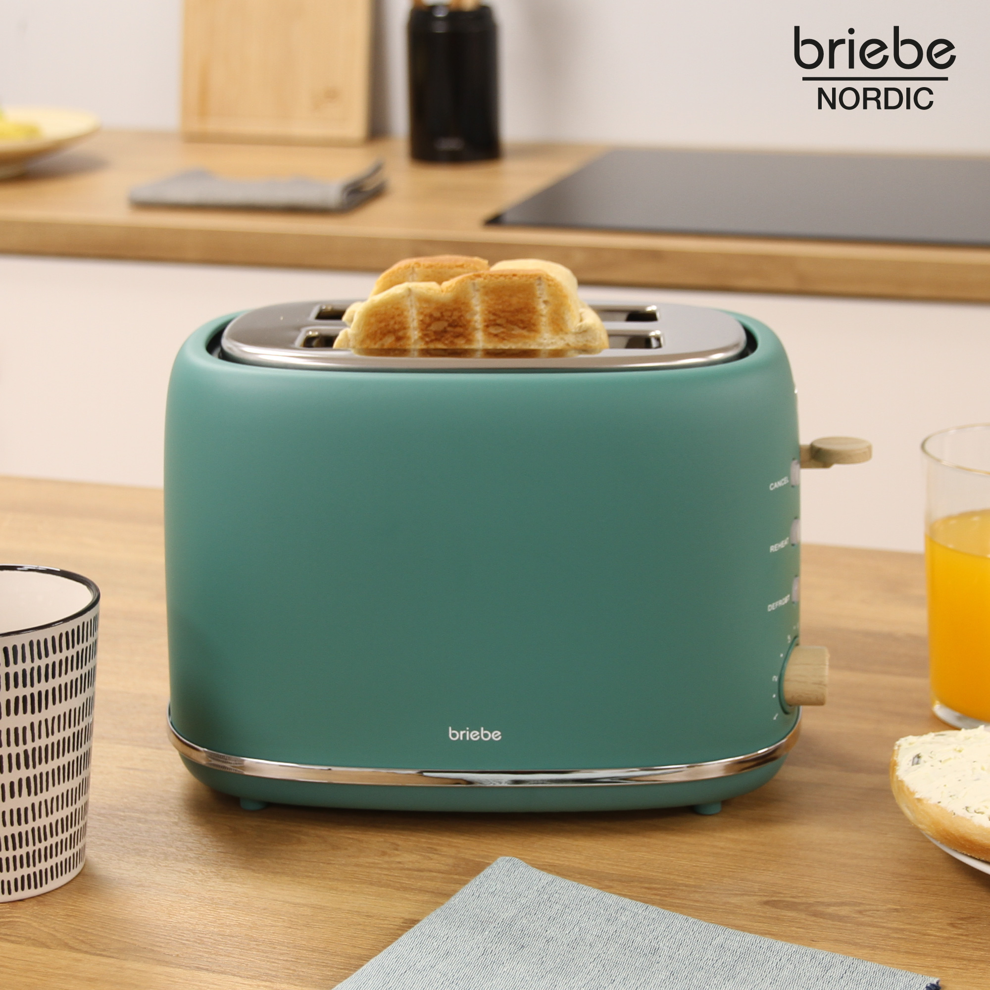 Ein türkisfarbener Toaster mit zwei Scheiben Toastbrot. Die Marke 'briebe' ist sichtbar.