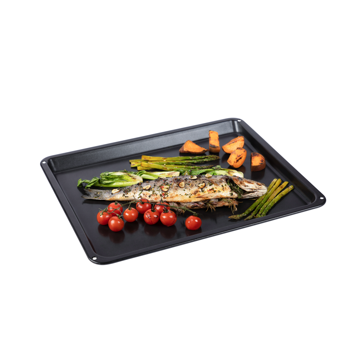 Gegrillter Fisch mit Gemüse auf einer schwarzen Platte, vor schwarzem Hintergrund.