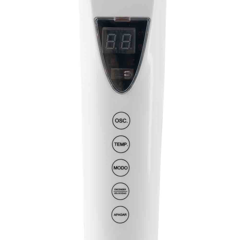Primer plano de un panel de control de ventilador blanco con pantalla digital y botones para diferentes funciones.
