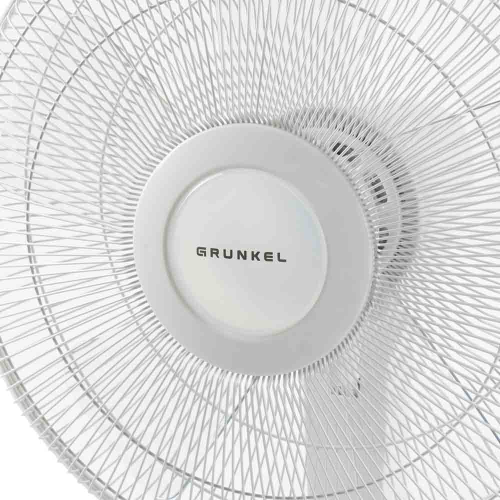 Ventilador blanco y plateado con la palabra GRUNKEL en el centro.