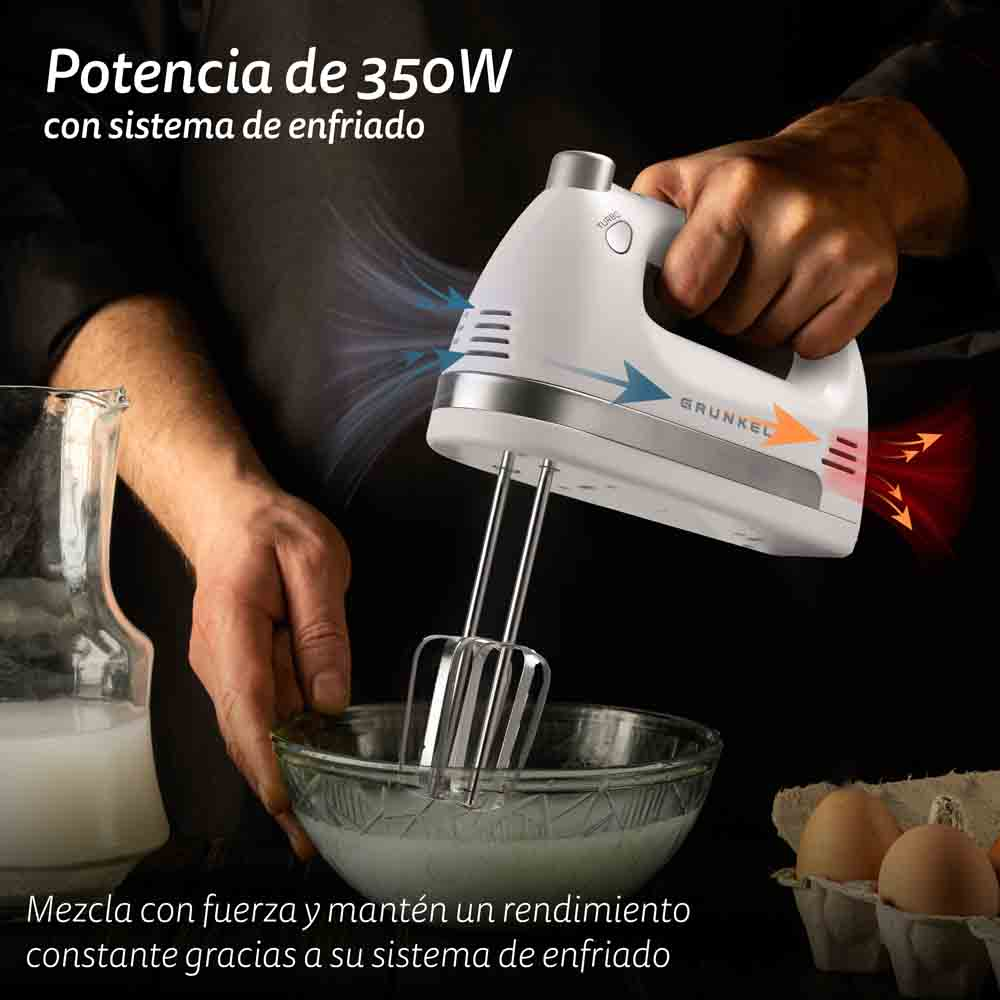 Batidora de mano mezclando ingredientes en un bol. Texto: 'Mezcla con fuerza y mantén un rendimiento constante'.