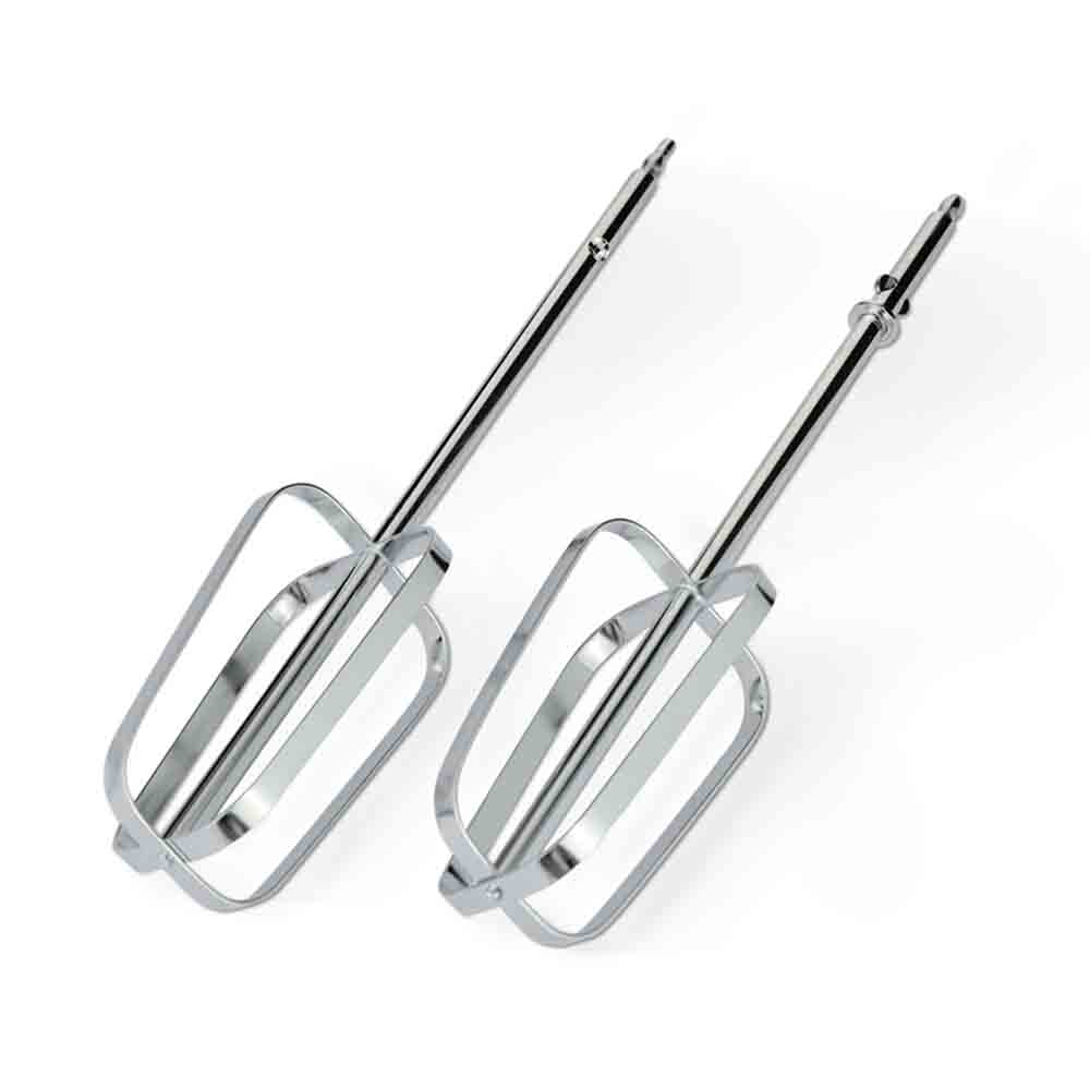Due accessori per mixer argentati su sfondo bianco. Hanno una forma rettangolare con lame angolate.