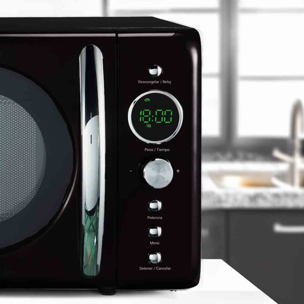 Un horno microondas negro. La pantalla muestra la hora. Hay varios botones de control.