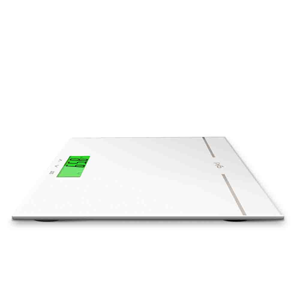 Báscula de baño digital que muestra una pantalla verde con un peso, sobre una superficie blanca.