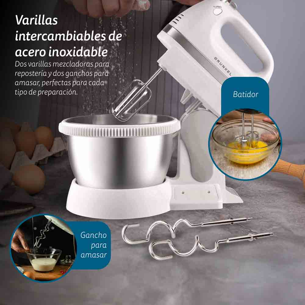 Batidora de mano blanca con bol. Accesorios y huevos en el fondo. Superposición de texto.