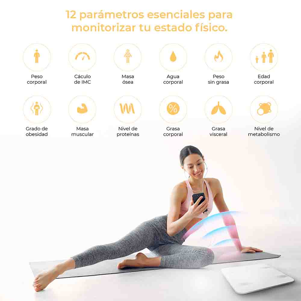 Mujer en esterilla usando teléfono, con báscula e iconos de parámetros de composición corporal.