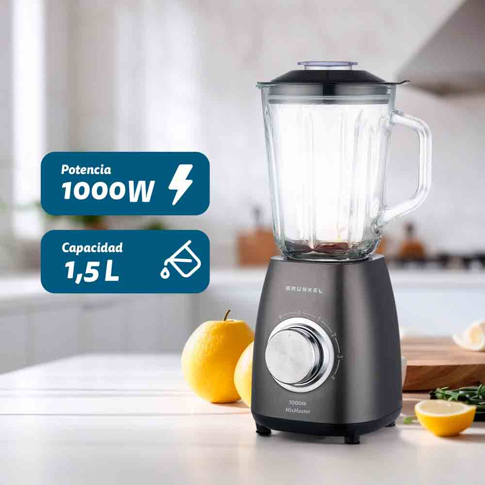 Frullatore con un boccale di vetro. Ha una base nera e un quadrante. Un limone ed etichette di testo sono visibili.