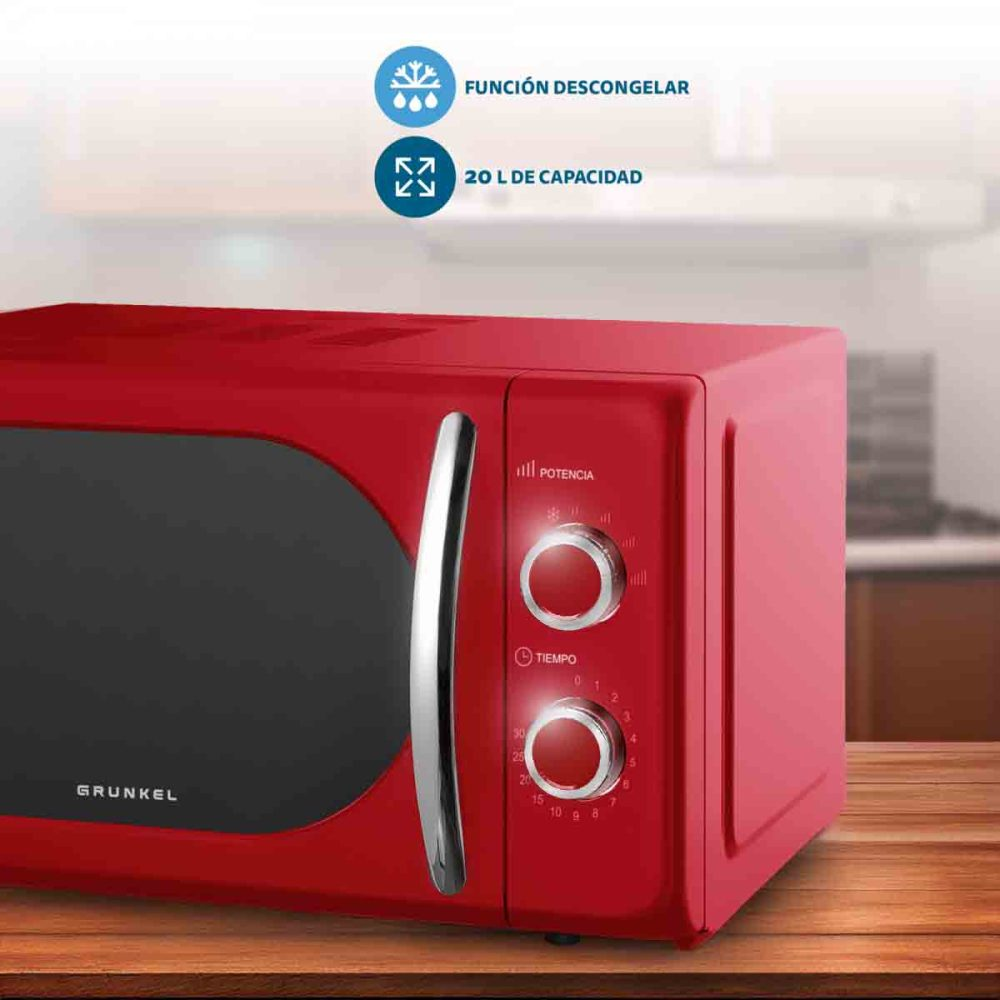 Microondas rojo con mandos y texto sobre descongelación y capacidad de 20L.