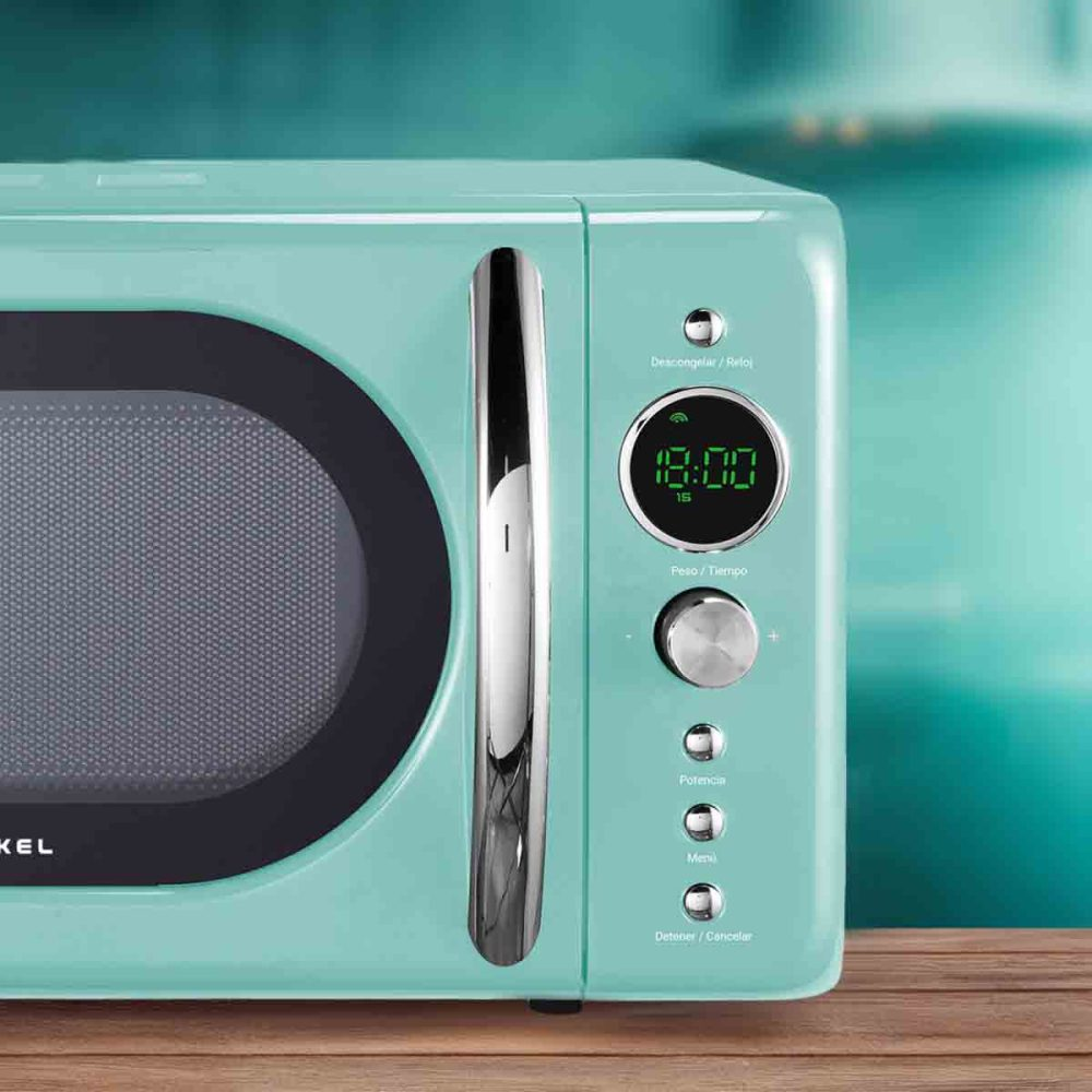 Microondas turquesa de estilo retro con pantalla digital y mando de control.