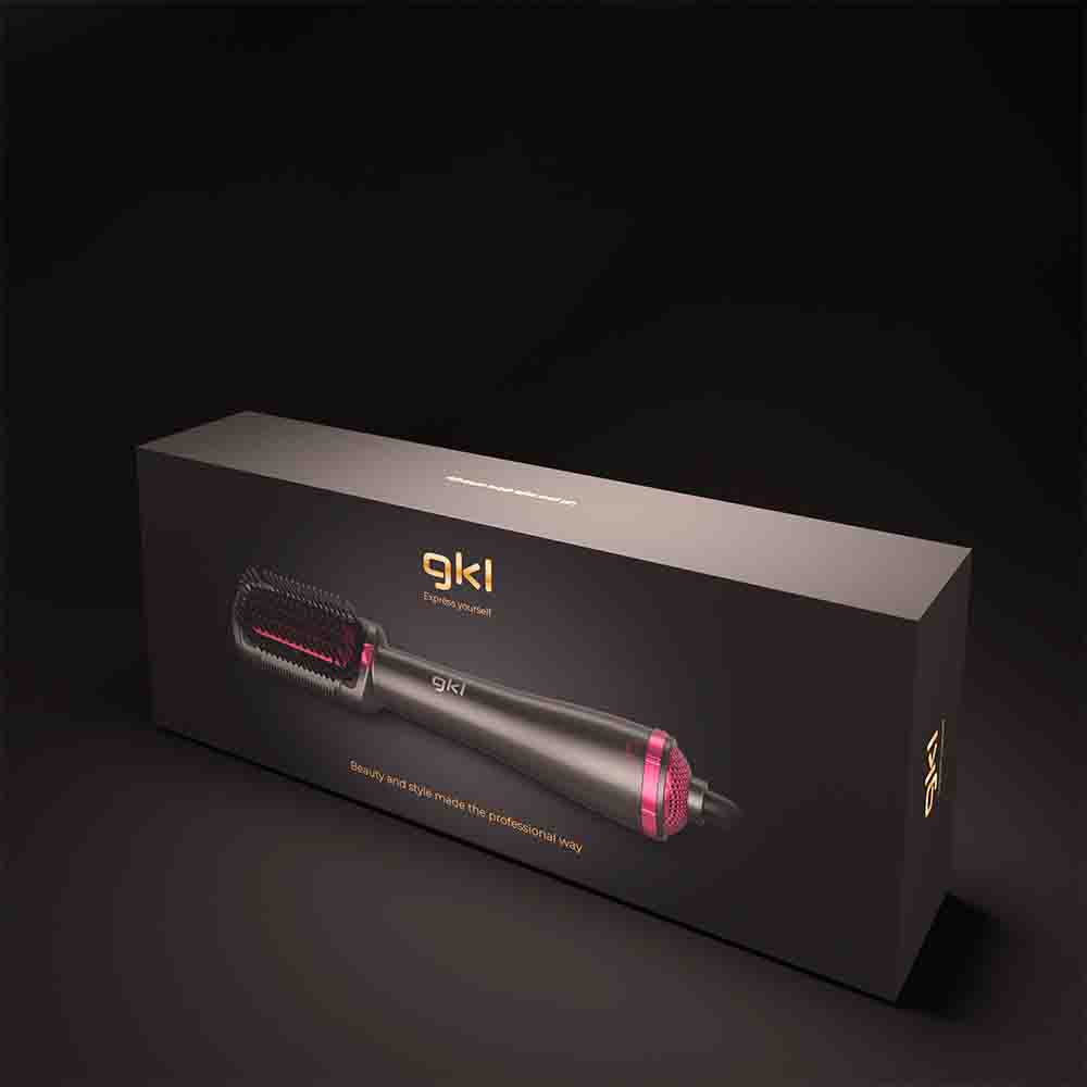 Caja negra con un cepillo para peinar el cabello y texto 'gki', sobre un fondo oscuro.